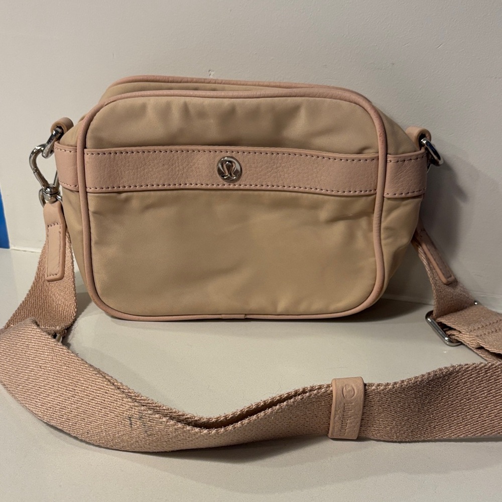 Lululemon Light Pink 2L purse